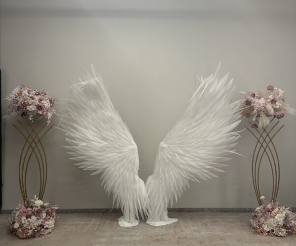 aripi de inger simple amplasate in interior langa doi stalpi cu flori decorative
