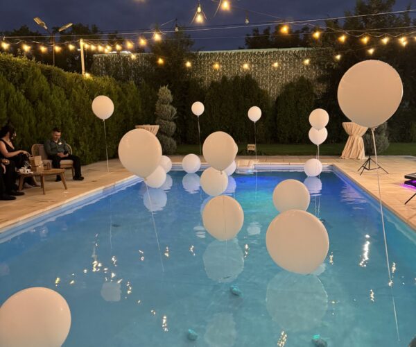baloane cu heliu in piscina la conacul din livada