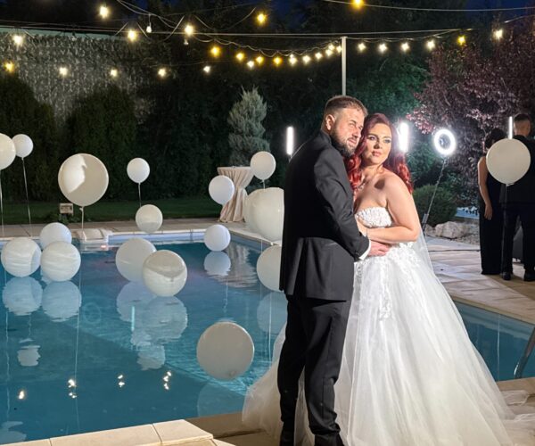 baloane cu heliu in piscina la nunta si mirele si mireasa facand o poza impreuna