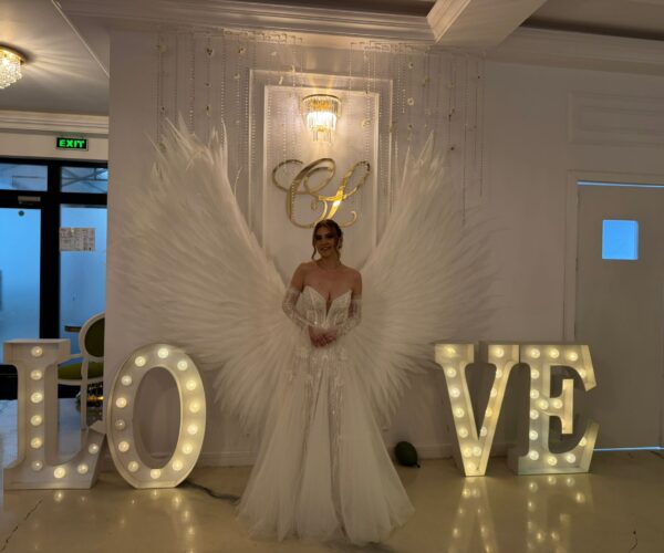 mireasa si litere love impreuna cu aripi de inger simple
