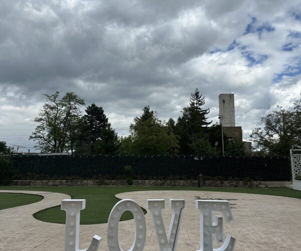litere volumetrice love in fata restaurantului