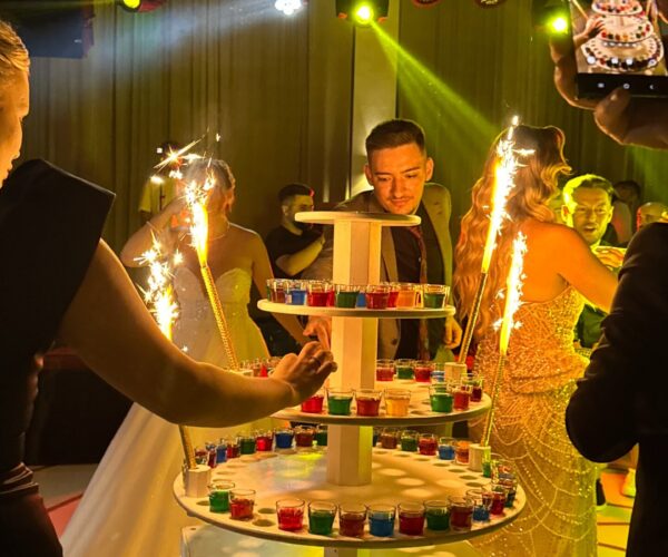 tort-shoturi-surpriza-invitati